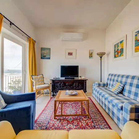 Davina House - Terrace & Garden - Sea Views Vakantiehuis *