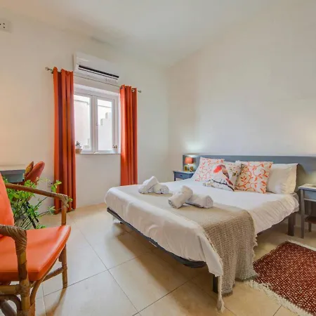 Davina House - Terrace & Garden - Sea Views Vakantiehuis