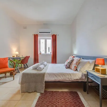 Davina House - Terrace & Garden - Sea Views Vakantiehuis St. Paul's Bay