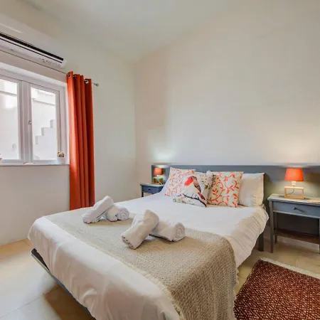 Davina House - Terrace & Garden - Sea Views Vakantiehuis *
