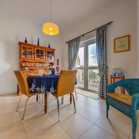 Vakantiehuis Davina House - Terrace & Garden - Sea Views St. Paul's Bay