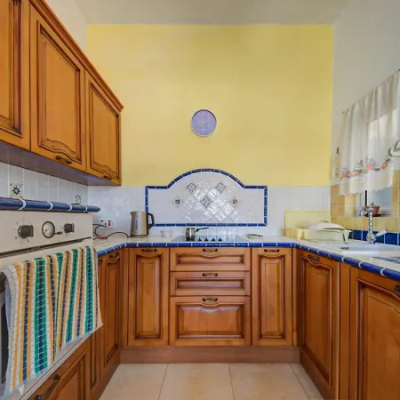 Davina House - Terrace & Garden - Sea Views Vakantiehuis St. Paul's Bay
