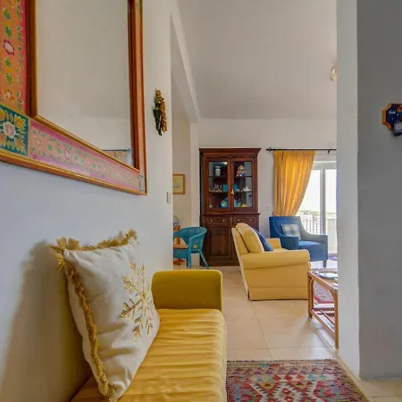 Davina House - Terrace & Garden - Sea Views Vakantiehuis *