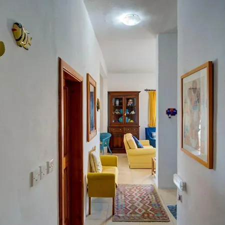 Vakantiehuis Davina House - Terrace & Garden - Sea Views